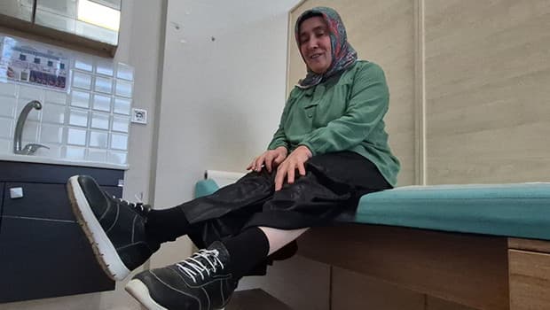 51 yaşındaki kadın, ilk kez ayakkabı giymenin mutluluğunu yaşadı