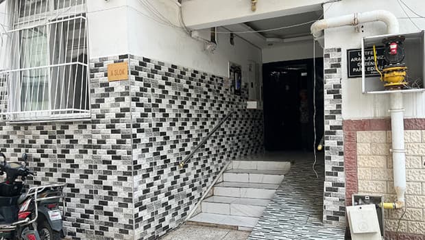 Adana'da eşine saldıran şüpheli aranıyor