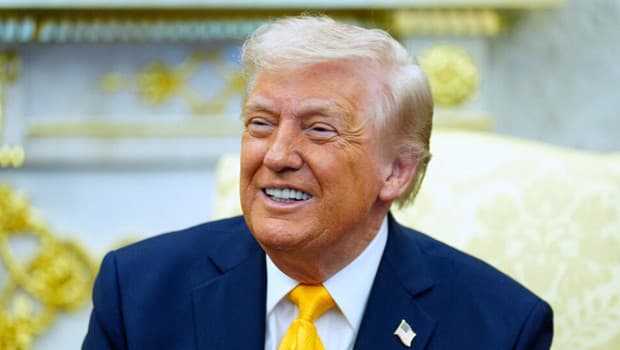 Trump'ın yüzüyle 1 dolarlık madeni para tanıtıldı