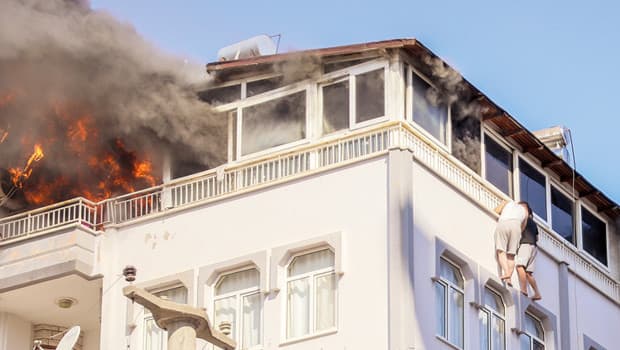 Antalya'da apartmanda yangın çıktı