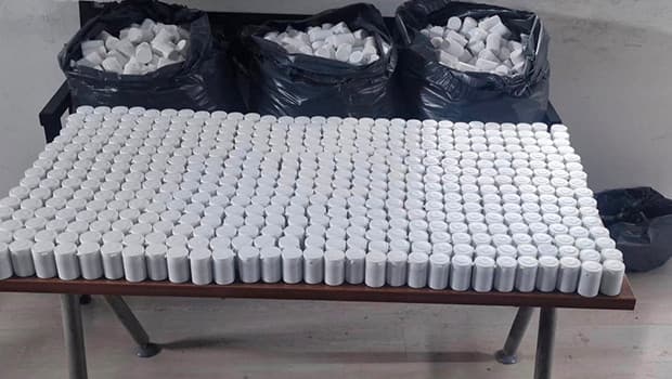 İzmir'de polisten kaçan şüphelinin aracında uyuşturucu hap bulundu