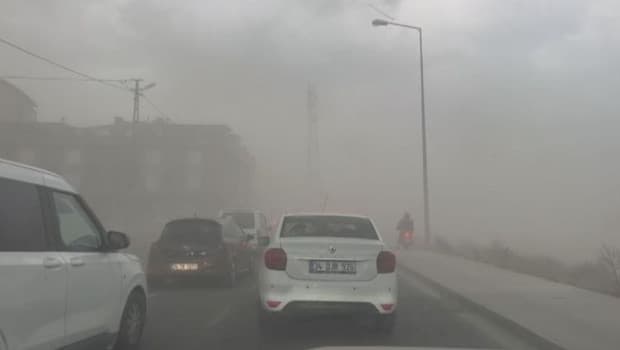 İstanbul'da fırtına etkili oldu, vatandaşlar zor anlar yaşadı