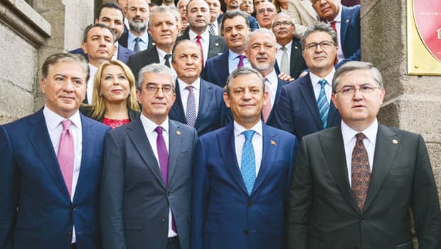 Özgür Özel ve ekibi CHP'den ayrılarak Yeni Parti'yi kurdu