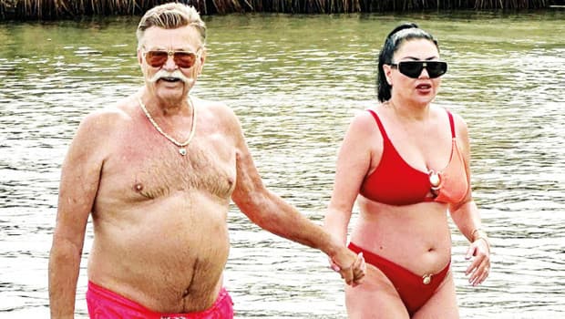 Nuri Alço ve eşi Burcu Alço Çeşme'de tatil yapıyor