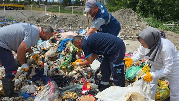 Kadın, altın dolu çantasını çöp sanarak kaybetti, geri döndüğünde buldu.