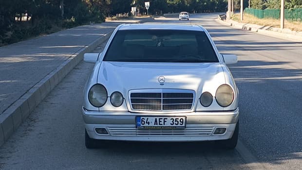 Sürücü plaka değişikliği nedeniyle ceza aldı ve aracı trafikten men edildi