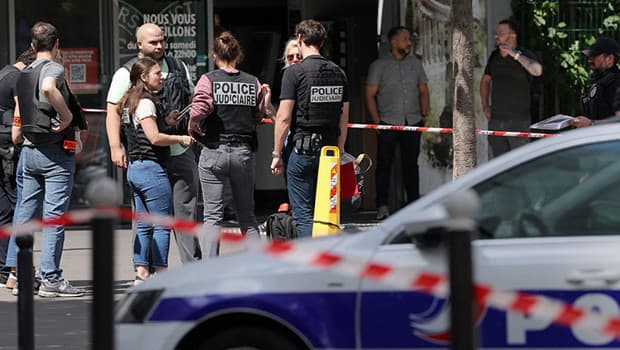 Paris'te bıçaklı saldırıda 3 kişi yaralandı, polis müdahale etti