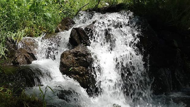 Çaykara'daki 3 asırlık kaynak suyu yazın soğuk, kışın ılık akıyor