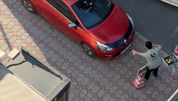 Kağıthane'de otopark ücreti yüzünden sürücü vale üzerine araç sürdü