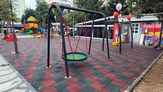 Avcılar'daki çocuk parkındaki salıncakta 5 günde 4 kişi yaralandı