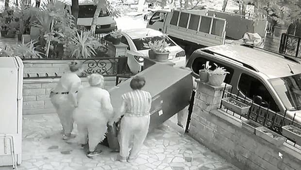 Avcılar'da 100 kiloluk buzdolabını 4 kadın çaldı