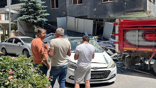 Nevşehir'deki hastanenin dış cephesi çöktü, araçlar zarar gördü