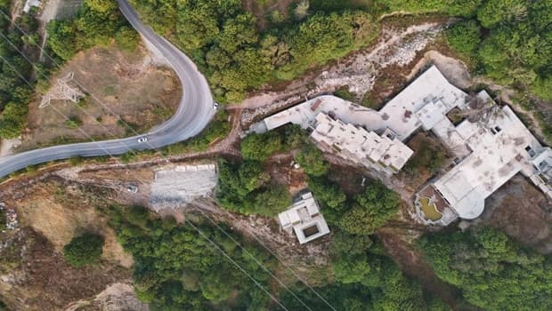 Bolu'daki ruhsatsız personel lojmanı yıkıldı