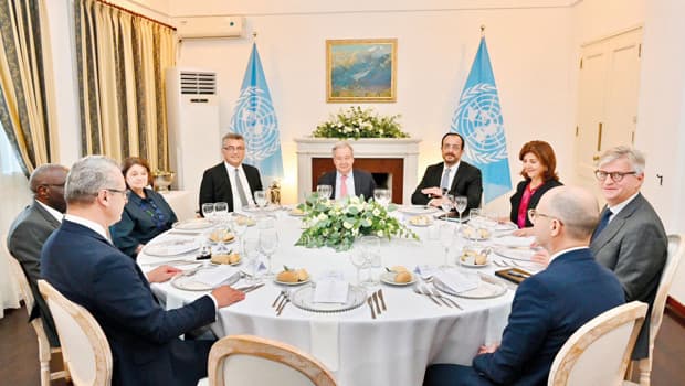Guterres Kıbrıs'ta Türk ve Rum liderlerle buluştu