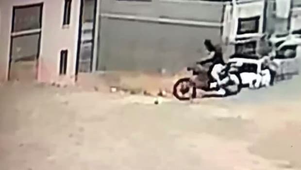 Maskeli hırsız, şantiyedeki motosikleti çaldı