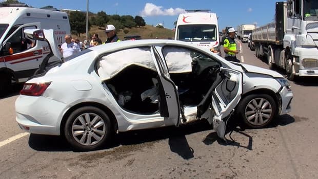 Pendik'te iki otomobil çarpıştı, 1'i çocuk 2 kişi yaralandı