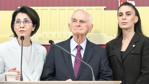 Önder Sav ve ailesi CHP'den istifa etti
