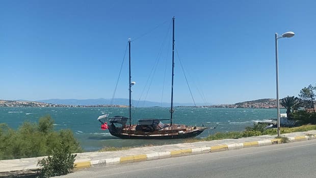 Ayvalık'ta güçlü rüzgar yelkenliyi karaya sürükledi