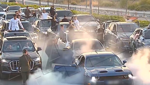 Mersin'de düğün konvoyunda yolu kapatan 7 sürücüye 695 bin TL ceza kesildi