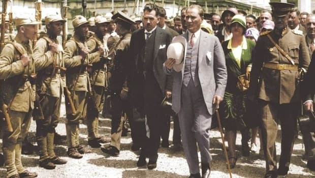 Ekvador Büyükelçisi, Atatürk'ün Panama şapkalarını sergiledi