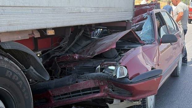 Afyonkarahisar'da TIR'a çarpan otomobilin sürücüsü hayatını kaybetti