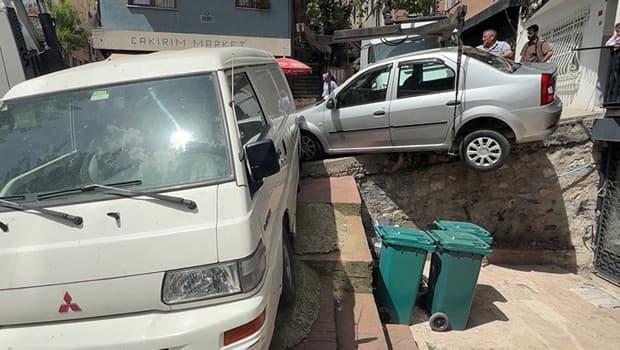 Beyoğlu'nda kaygan yolda kargo aracı otomobile çarptı