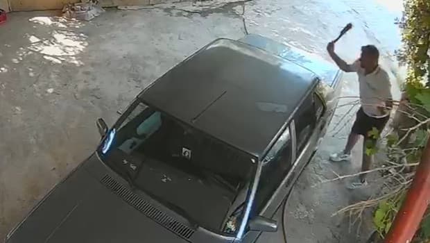 Mersin'de eski sevgilisinin aracını tahrip eden kişi yakalandı