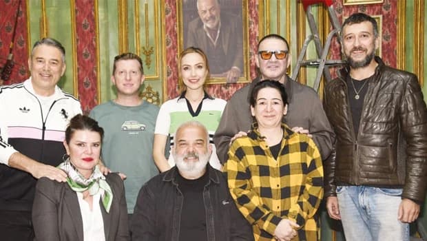 Şafak Sezer'in tiyatro sahnesine dönüşü: Karanlıkta Kumpas