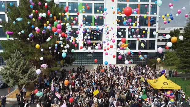 Malatya'da lösemiyi yenen 10 yaşındaki Hasan için hastane önünde balonlar uçuruldu
