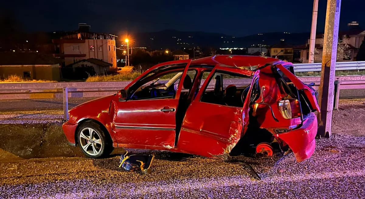 Otomobil elektrik direğine çarptı, baba ile oğlu yaşamını yitirdi