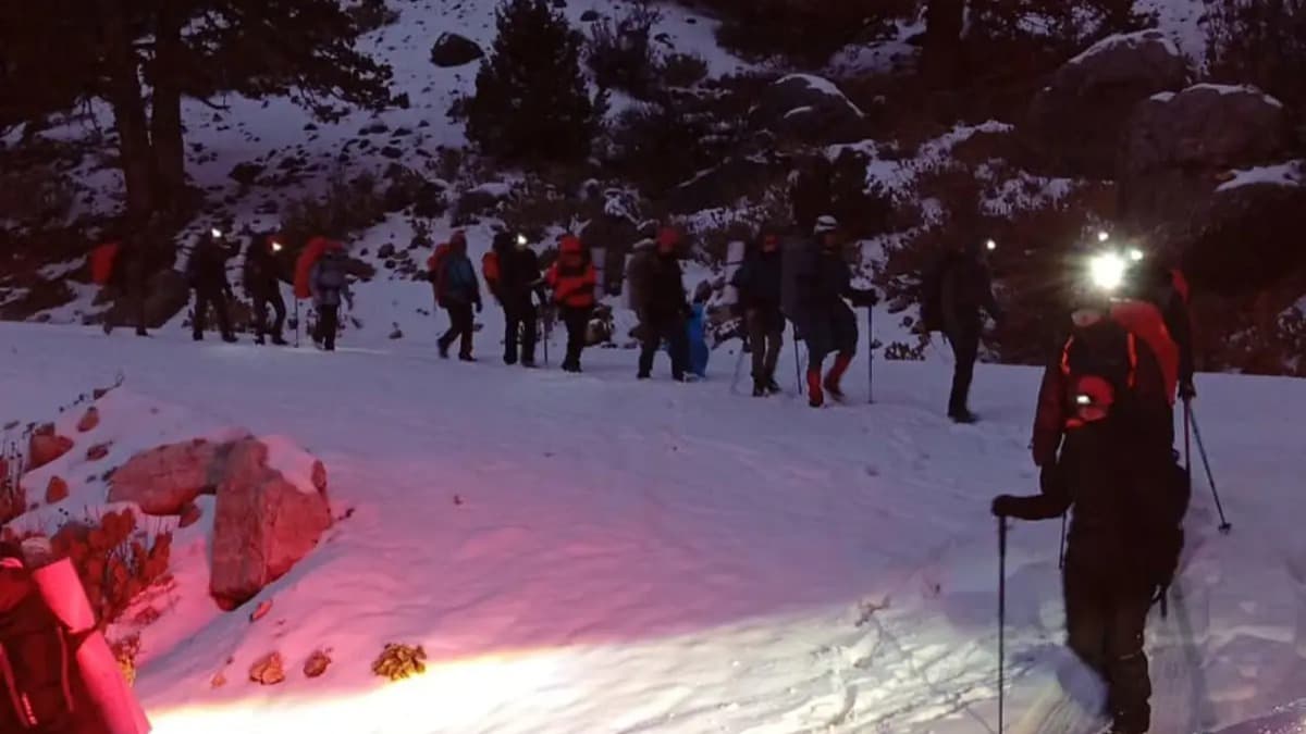 Antalya'da dağda mahsur kalan 24 kişi kurtarıldı