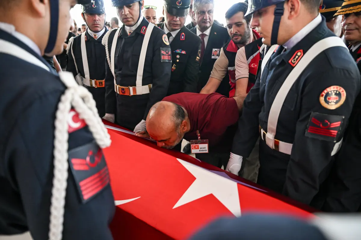 Trafik kazasında şehit olan uzman çavuş toprağa verildi