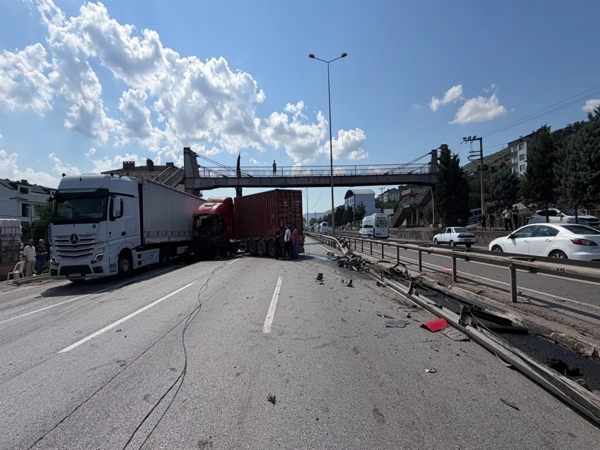 D-100 Karayolu'nda TIR kazası, ulaşım 1,5 saat durdu