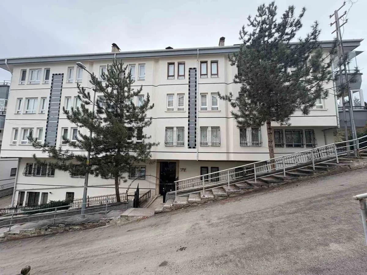 Ankara Çankaya'da korku dolu anlar. Kolonları çatlayan bina tahliye edildi