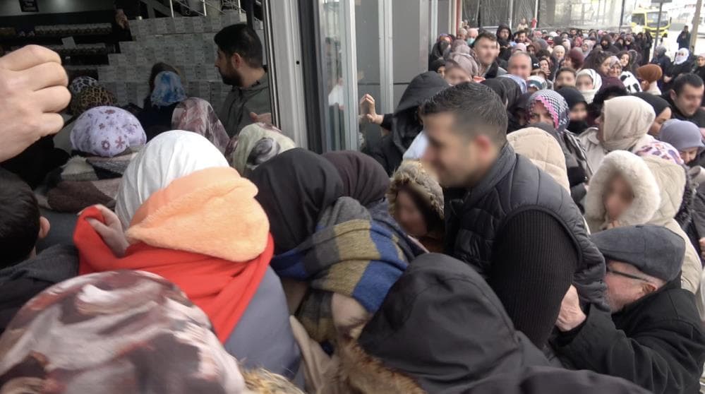 Mağazada indirim izdihamı. Saatler öncesinden kuyruğa girdiler, kepenk açılınca birbirlerini ezdiler