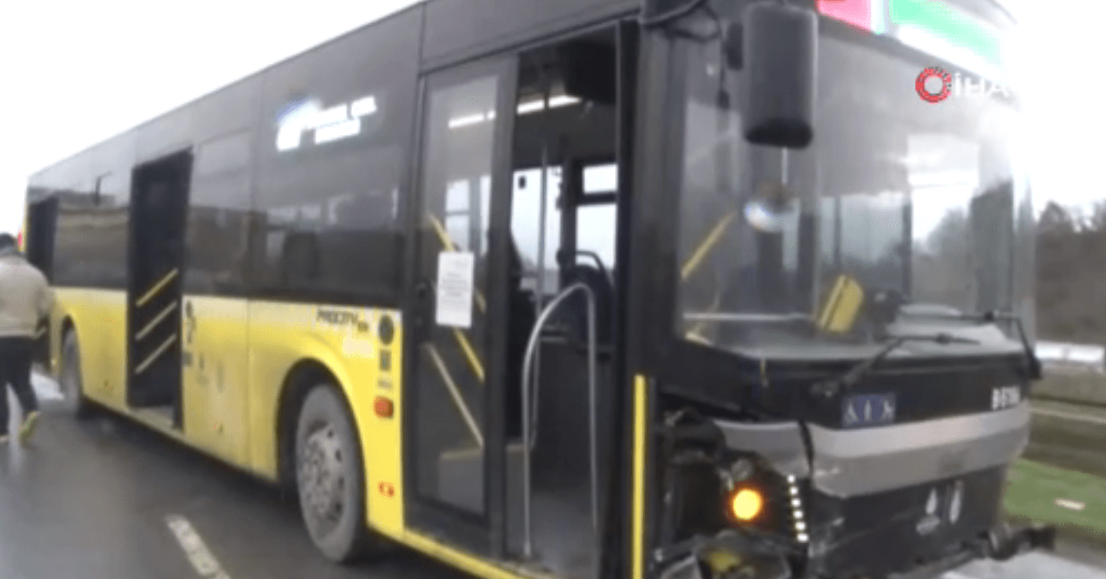 Arnavutköy'de İETT otobüsü bariyerlere çarptı