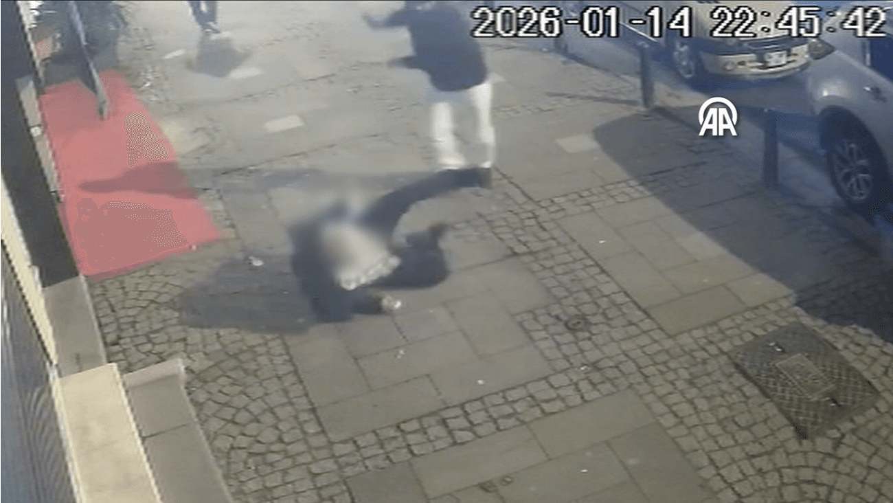 Yolda yürürken tekmeli saldırıya uğradı