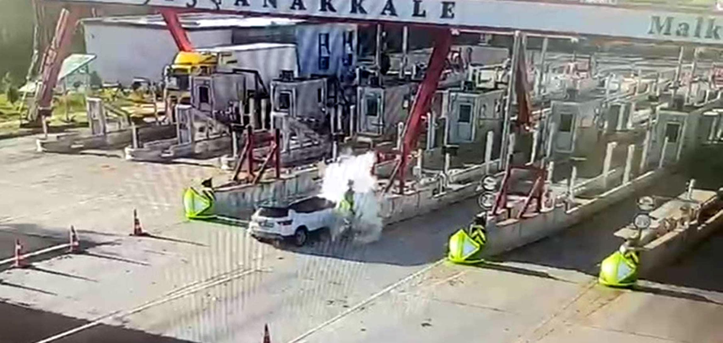 Otoyol gişelerine çarpan araçta bir kişi hayatını kaybetti