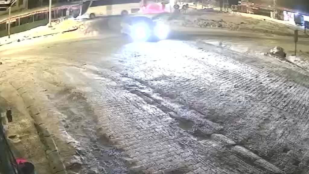 Yolcu otobüsünün dinlenme tesisine çarpması güvenlik kamerasında
