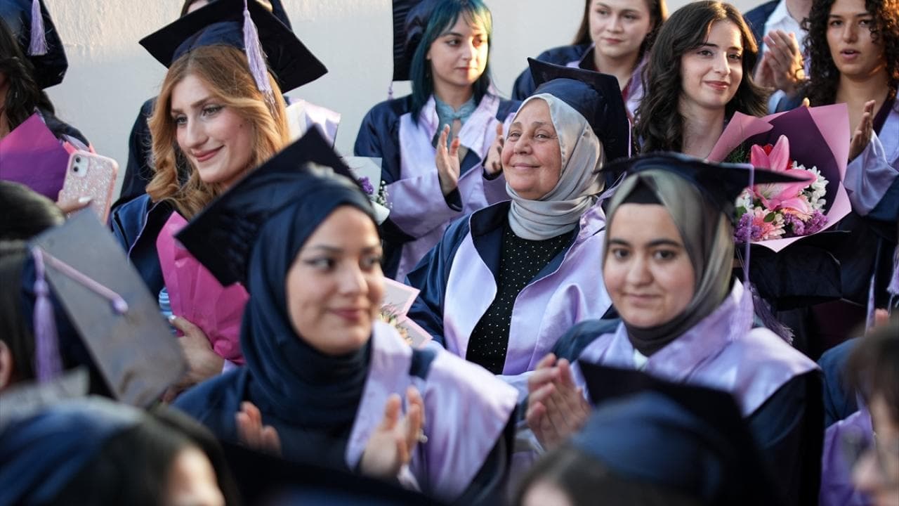 Kanseri yenen kadın, 38 yıl sonra üniversiteyi birincilikle bitirdi