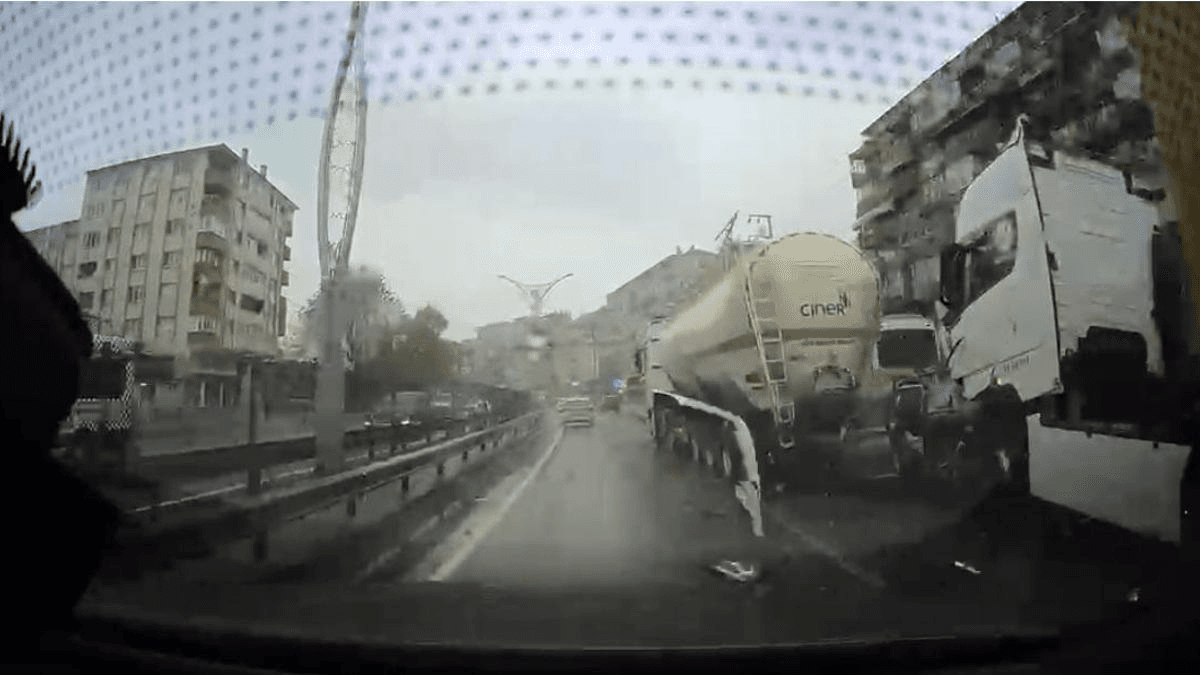 Korkunç zincirleme kaza: Otomobil, TIR ile tanker arasına sıkıştı