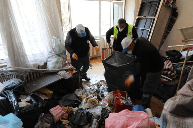 Ekipler çilingirle girdi, evden tam 5 kamyon çöp çıktı