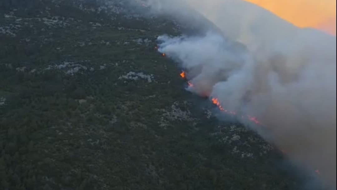 Antalya Kaş'ta orman yangınına havadan ve karadan müdahale ediliyor