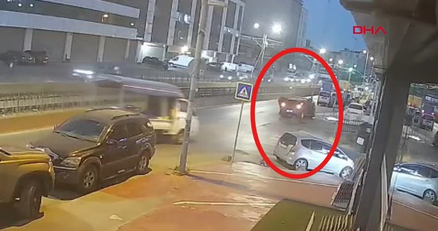 Sultangazi'de otomobil aydınlatma direğine çarptı, sürücü kaçtı
