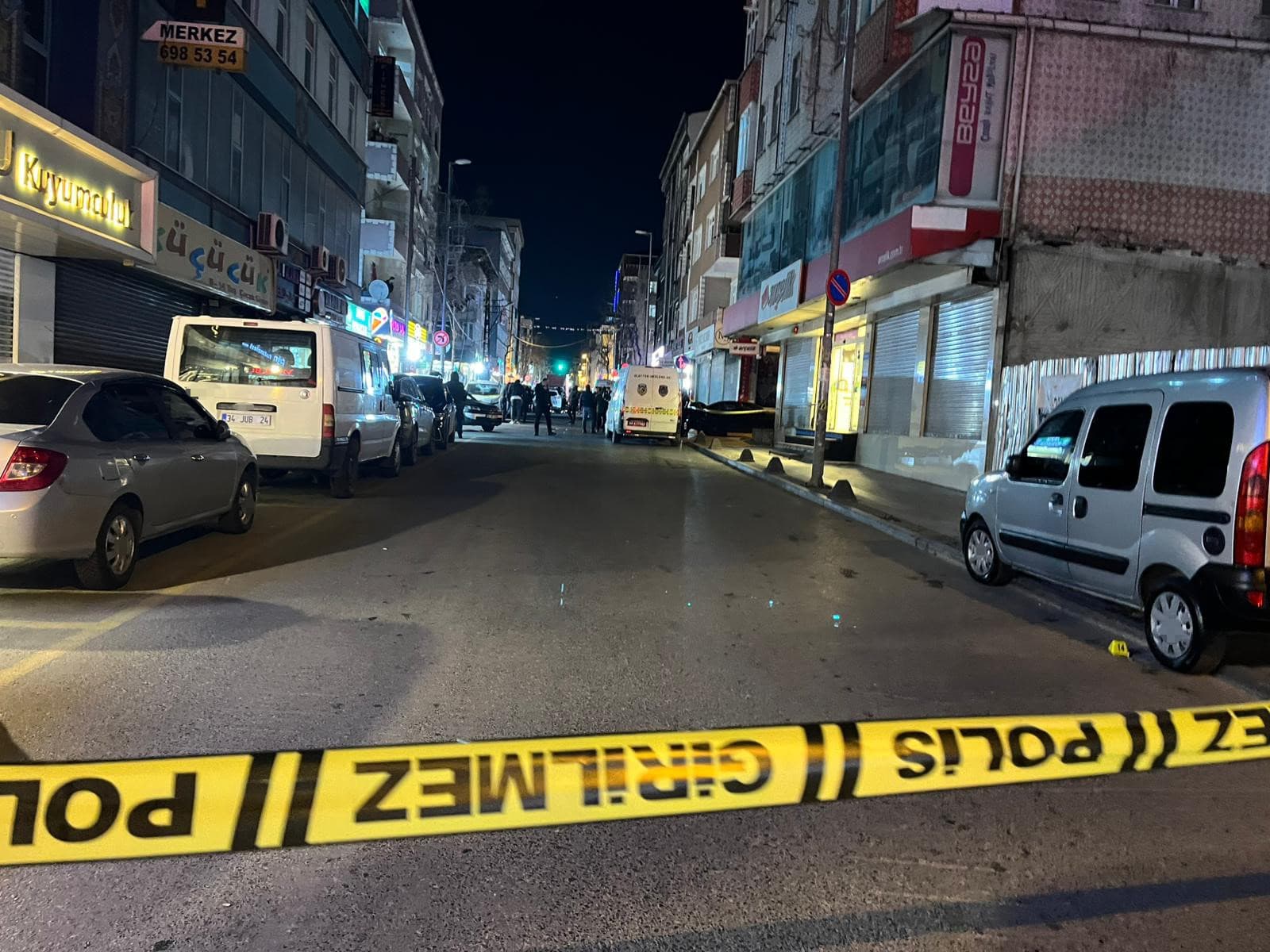 Küçükçekmece'de motosikletli saldırganlar kurşun yağdırdı. 2 ölü, 1 yaralı