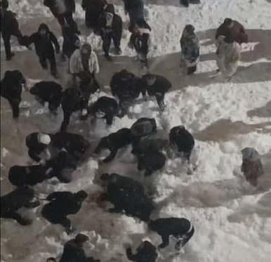 Çatıda biriken kar, öğrenciyi yaraladı