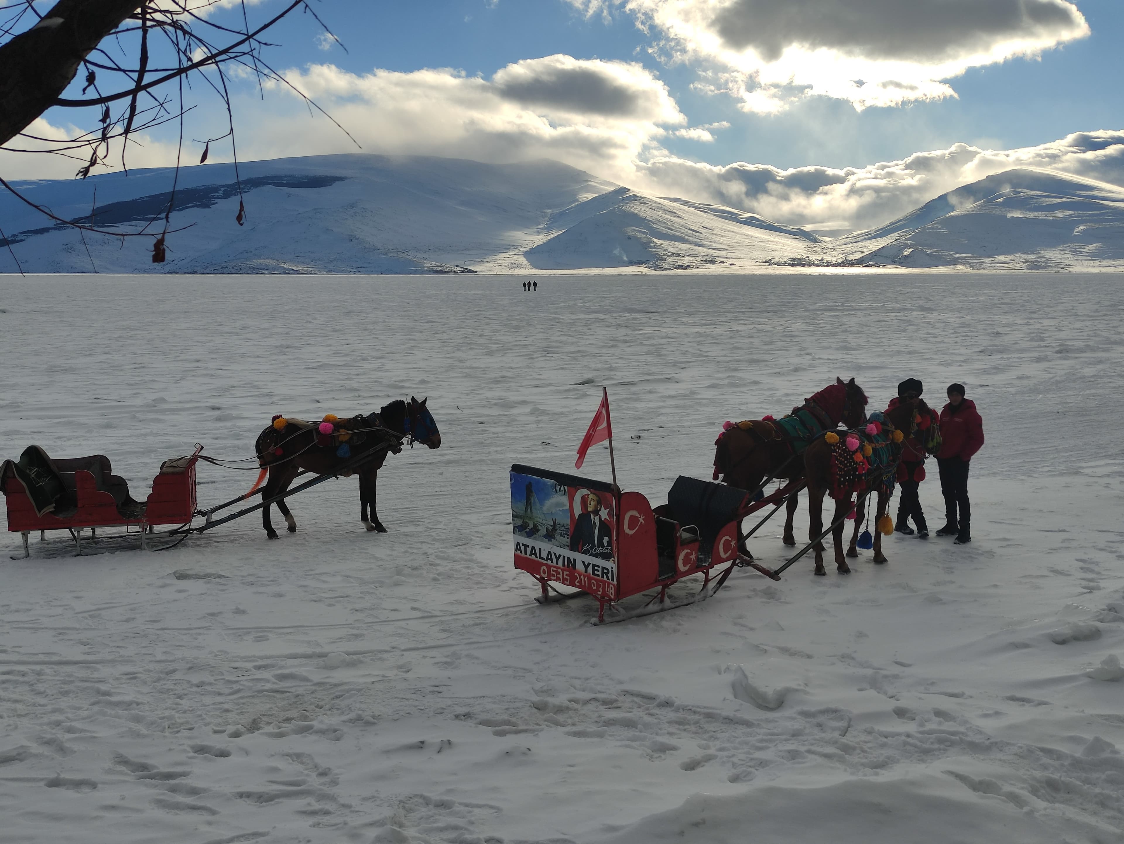 Doğu’nun beyaz büyüsü: Çıldır Gölü’nde atlı kızak keyfi