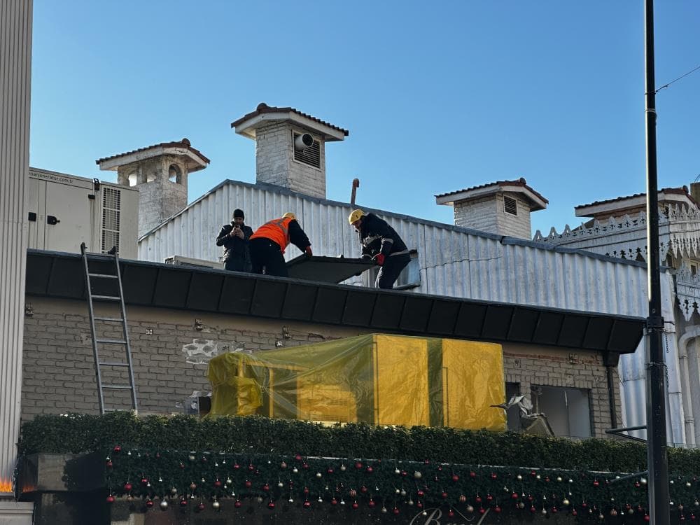 Bebek Sahili'nde yıkım sürüyor. Pastanedeki kaçak eklenti yıkıldı