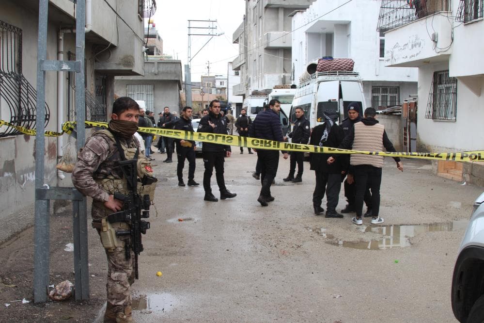 Adana'da mahalleyi karıştıran kavga! Ölü ve yaralılar var, özel harekat önlem aldı