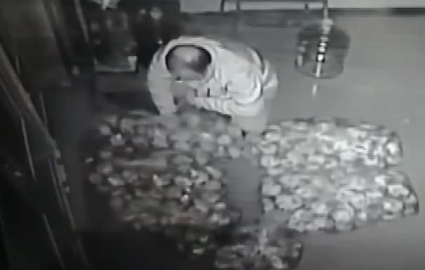 Rakip fırına şeytanın aklına gelmeyecek oyun. Geceleri çaldığı ekmekleri küflendirip geri getirdi